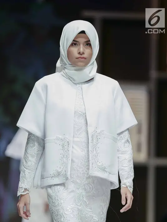 Model mengenakan busana rancangan desainer Watie Collection saat tampil dalam Muslim Fashion Festival 2018 di Jakarta, Jumat (20/4). Watie Collection menampilkan rancanganya dengan tema 'Casual Brides'. (Liputan6.com/Faizal Fanani)