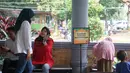 Seorang wanita membuat laporan di pusat informasi Taman Margasatwa Ragunan, Jakarta, Kamis (6/6/2019). Kurangnya pengawasan serta mawas diri, membuat banyak pengunjung yang memadati pusat informasi untuk mencari anggota keluarga serta barang berharga. (Liputan6.com/Immanuel Antonius)