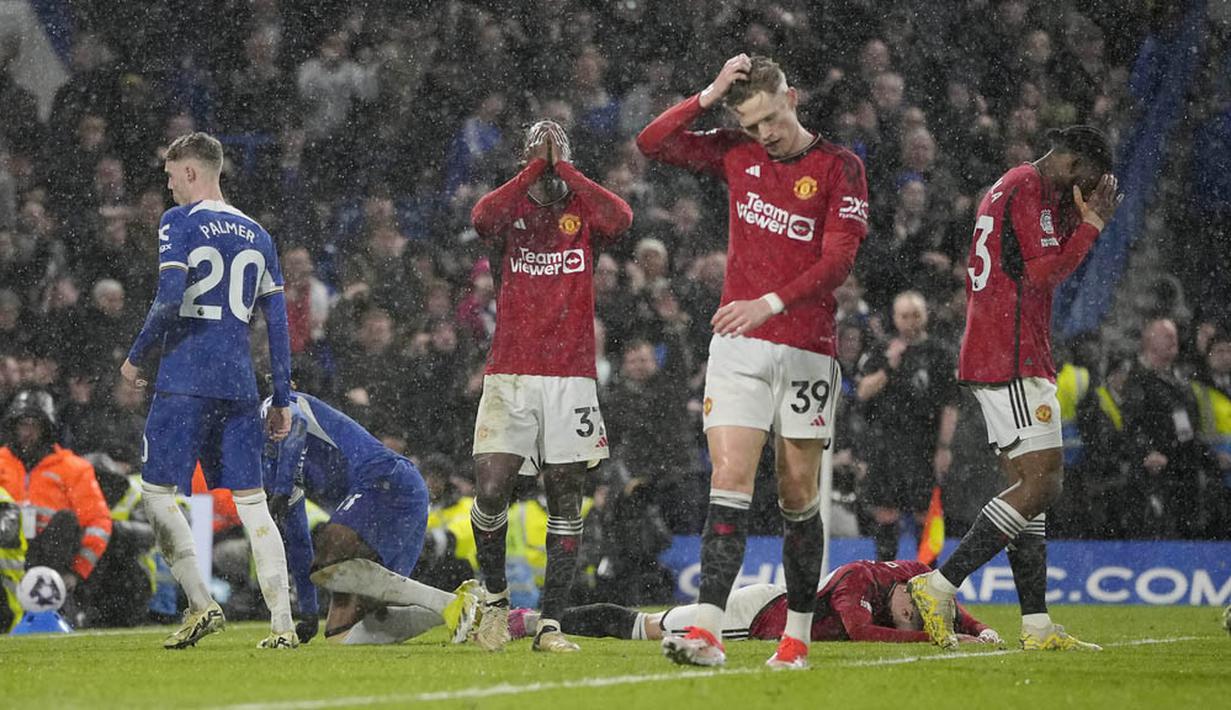 Pemain Manchester United tampak kecewa setelah ditaklukkan Chelsea pada laga pekan ke-31 Liga Inggris di Stadion Stamford Bridge, Jumat (5/4/2024). Hasil ini tidak mengubah posisi MU di peringkat ke-6 klasemen Liga Inggris sementara, Chelsea naik ke peringkat ke-10. (AP Photo/Kin Cheung)