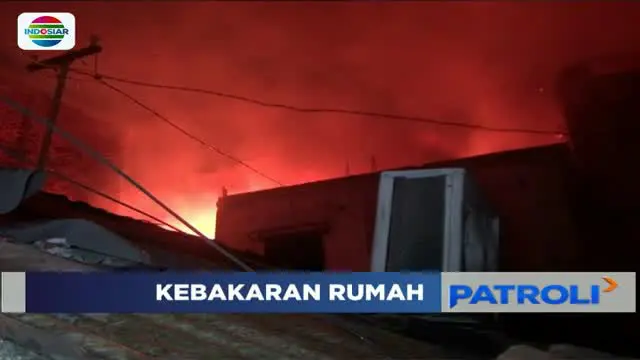 Sabtu dini hari, puluhan rumah di Taman Sari, Jakarta Barat ludes terbakar hingga melukai lima orang.