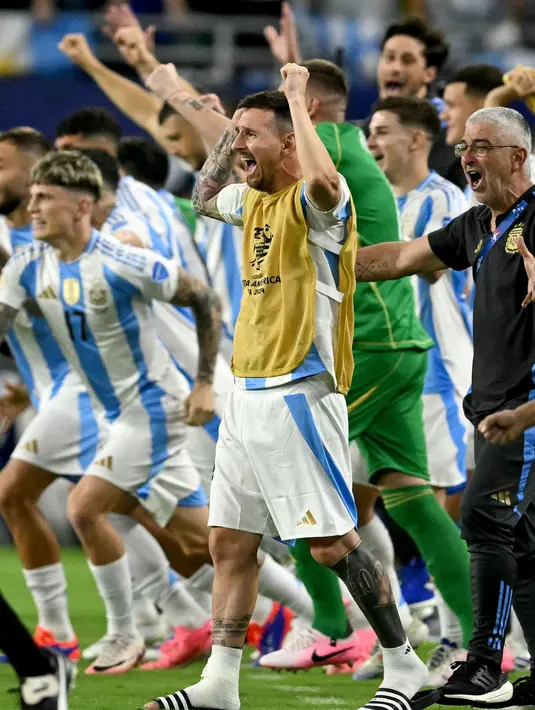 Laga Argentina melawan Kolombia harus diselesaikan hingga babak tambahan waktu. (Chandan Khanna/AFP)