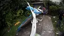Bagian badan pesawat yang jatuh di halaman rumah seseorang di Guatemala City, Guatemala, Sabtu (21/11/2015). Akibat kejadian ini dua awak pesawat dibawa kerumah sakit. (REUTERS/Jorge Dan Lopez)