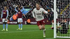 Pemain Manchester United Rasmus Hojlund (tengah) melakukan selebrasi setelah mencetak gol pembuka timnya saat pertandingan sepak bola Liga Premier Inggris melawan Aston Villa di Stadion Villa Park, Birmingham, Inggris, 11 Februari 2024. (AP Photo/Rui Vieira)