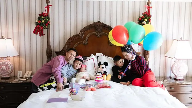 Momen Raffi Ahmad dan Nagita Slavina Kembali Rayakan Ultah Rayyanza, Kedekatan Lily dan Rafathar Disorot. (instagram/raffinagita1717)