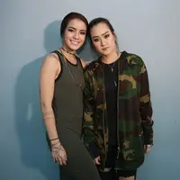 Kesedihan begitu dirasakan oleh ibu tiga orang anak itu. Akibat kecelakaan mobil pada Sabtu (6/5) dini hari, bukan lantaran hidungnya yang patah. Tapi sedih karena sahabat dekatnya masih juga belum pulih. (Bambang E. Ros/Bintang.com)