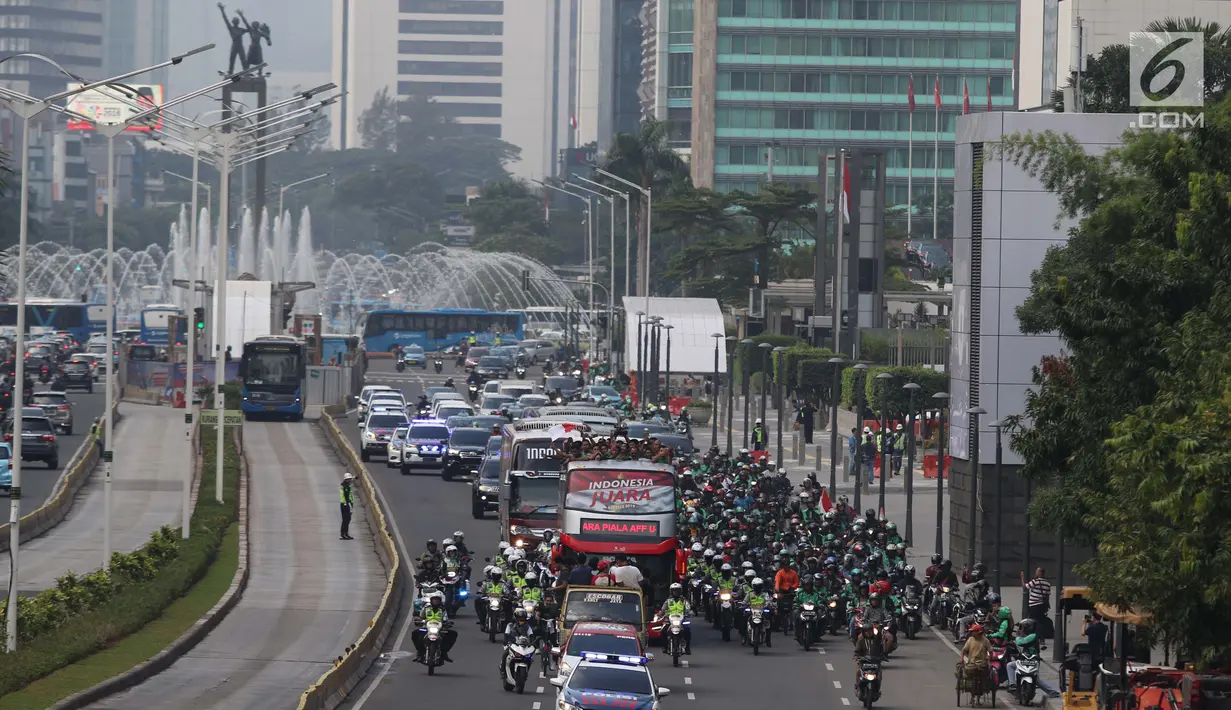 Arak-arakan Timnas Indonesia U-22 usai menjuarai Piala AFF U-22 2019 melintasi Jalan MH Thamrin, Jakarta, Kamis (29/2). Komunitas pengendara motor gede (moge) mengawal pawai kemenangan Timnas U-22 Indonesia. (Liputan6.com/Helmi Fithriansyah)