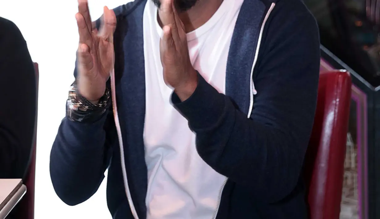 "Biar waktu saja yang menjawab. Hal yang baik itu harus didukung, apalagi bicara hubungan yang baik, ya harus disupport," ujar Glenn Fredly, di kawasan Cilandak, Jakarta Selatan, Kamis (9/2/2017). (Deki Prayoga/Bintang.com)