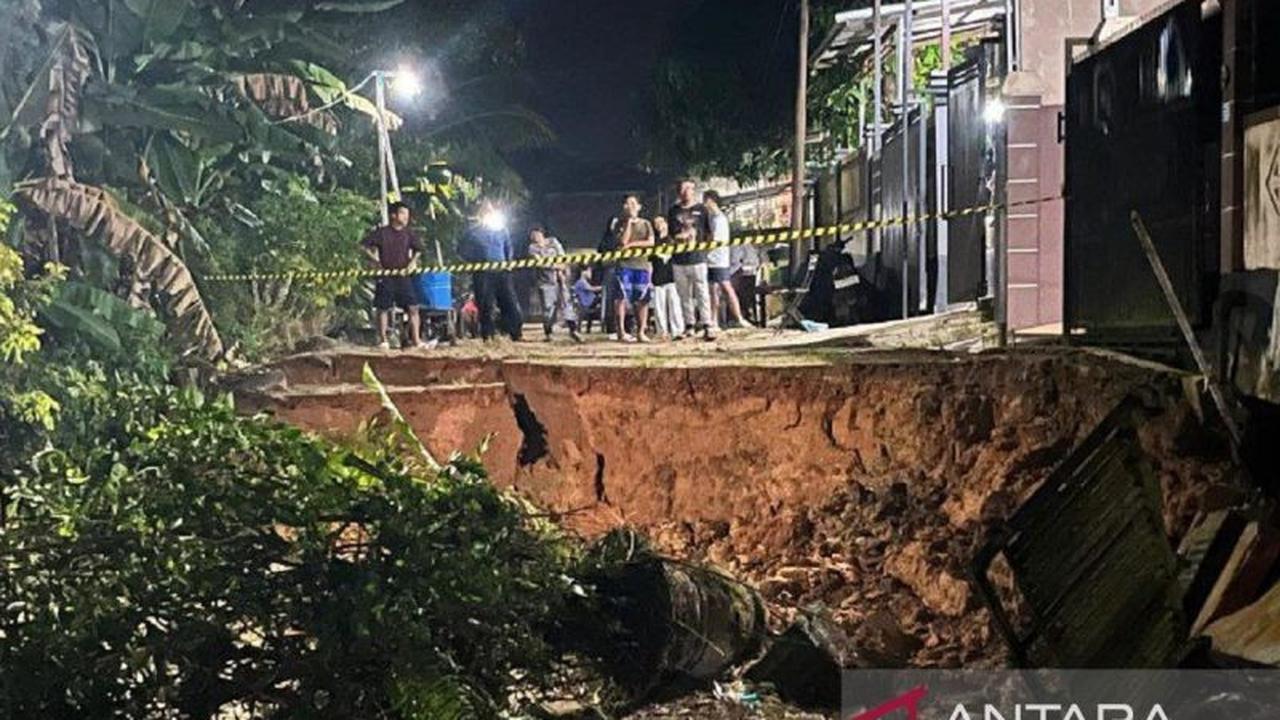 BPBD Samarinda Tangani Dua Rumah Terdampak Longsor di Bumi Prestasi Kencana Pasca Hujan Deras