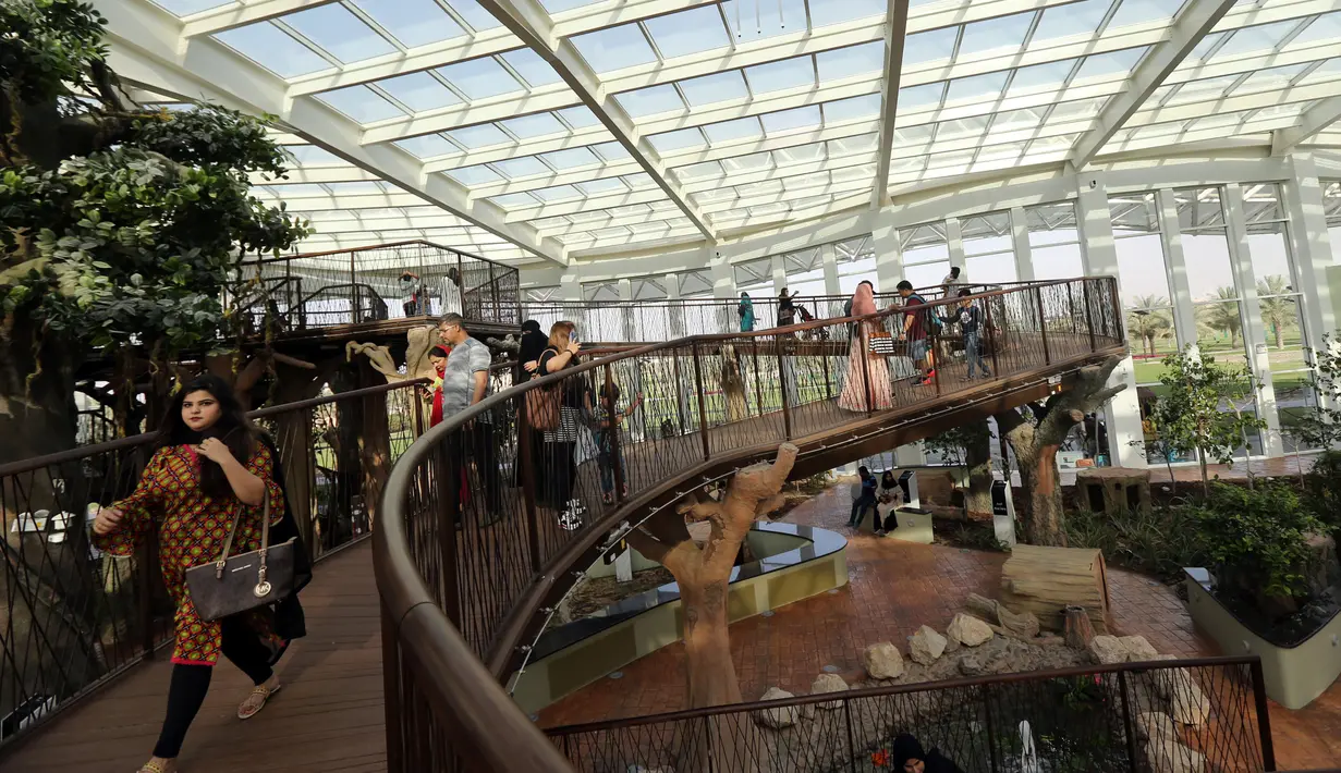 Pengunjung berjalan dalam 'The Glass House' di Quranic Park, Dubai,Uni Emirat Arab, 6 April 2019. Quranic Park memiliki area bermain anak, gambaran ibadah umrah, ruang teater, serta pojok-pojok yang menunjukkan keajaiban Alquran. (REUTERS/Satish Kumar)
