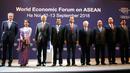 Presiden Joko Widodo atau Jokowi menyampaikan pidatonya pada pembukaan World Economic Forum on ASEAN di National Convention Centre di Hanoi, Vietnam, Rabu (12/9). (AP Photo/Bullit Marquez)