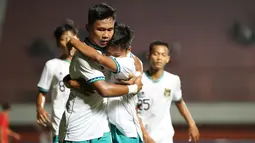 Pemain timnas Indonesia U-16 Muhammad Nabil Asyura (kiri) merayakan gol yang dicetaknya ke  gawang Singapura pada laga Grup A Piala AFF U-16 2022 di Stadion Maguwoharjo, Rabu (3/8/2022). Pasukan Bima Sakti membantai Singapura U-16 dengan skor telak 9-0. (FOTO: Dok. PSSI)