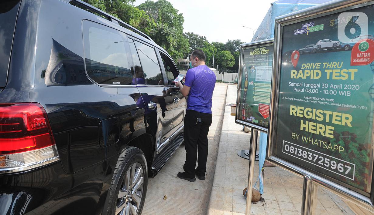 Warga melakukan Rapid Test (tes cepat) mandiri COVID -19 secara drive thru di Akses Senayan Park Jalan Gerbang Pemuda, Jakarta, Kamis (23/4/2020). Drive thru Rapid Tes Covid -19 dibanderol dengan harga Rp 489.000, periode 17-30 April 2020 pukul 08.00-10.00 WIB. (merdeka.com/Arie Basuki)