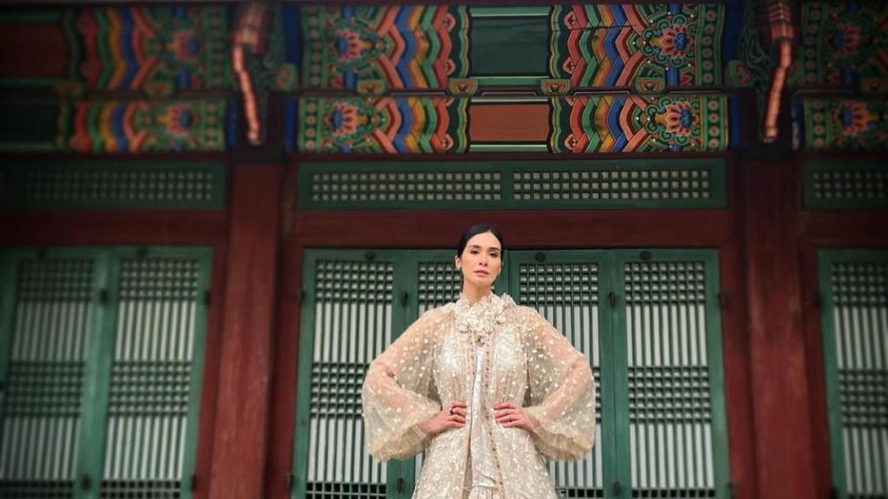 6 Potret Cantik Marsha Timothy, Tampil Bak Putri Bangsawan dengan Set Lace di Korea Selatan