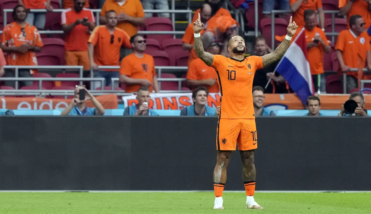 Pemain berkebangsaan Belanda yang saat ini merumput bersama Barcelona, Memphis Depay menjadi salah satu pemain yang sering memakai kaos kaki pendek. Ia juga mengkombinasikan gaya berkauskakinya dengan tato yang ada di kakinya. (AFP/Peter Dejong)