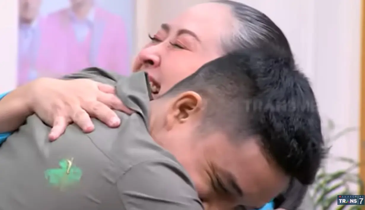 Rafa menempuh pendidikan psikologi dan aktif membuat konten menari di media sosial. Mama Ira mengaku selalu berkomunikasi dengan baik dengan anak-anaknya. Baik lewat surat atau mengucapkan secara langsung dari hati ke hati. [Youtube/TRANS7 OFFICIAL]