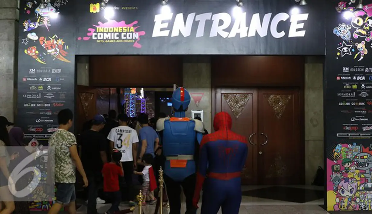 Pengunjung memasuki pintu masuk acara Indonesia Comic Con 2016 di Jakarta, Sabtu (1/10). Indonesia Comic Con 2016 diselenggarakan pada 1 - 2 Oktober mulai pukul 10.00 hingga 22.00 WIB. (Liputan6.com/Herman Zakharia)