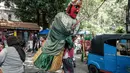 Fenomena ondel-ondel untuk ngamen pun menimbulkan kegelisahan di masyarakat, khususnya pemerhati dan budayawan Betawi. (Yasuyoshi CHIBA/AFP)