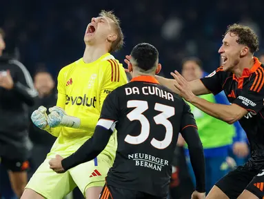 Kiper Como, Jean Butez, merayakan kemenangan bersama rekan setimnya usai mengalahkan Napoli pada laga perempat final Coppa Italia di Stadion Diego Armando Maradona, Rabu (11/2/2026). (Alessandro Garofalo/LaPresse via AP)