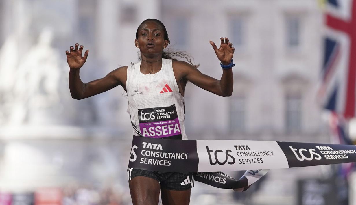 Pelari Etiopia, Tigist Assefa melewati garis finis saat berkompetisi dalam ajang London Marathon 2025 di London, Inggris, Sabtu (27/04/2025) waktu setempat. (AP Photo/Alberto Pezzali)