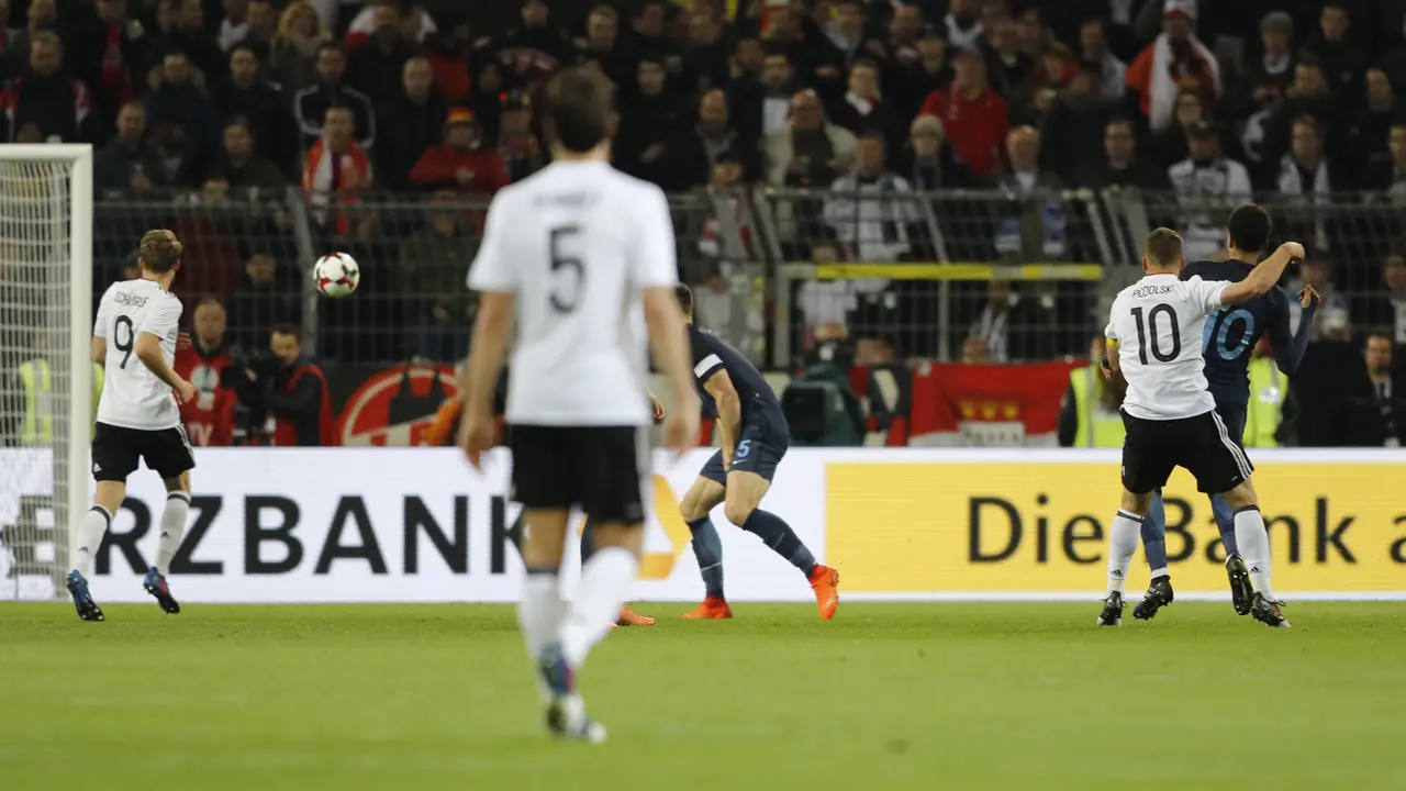 Striker Timnas Jerman Lukas Podolski melepas tembakan untuk merobek gawang Inggris di Signal Iduna Park, Kamis (23/3/2017) dinihari WIB.