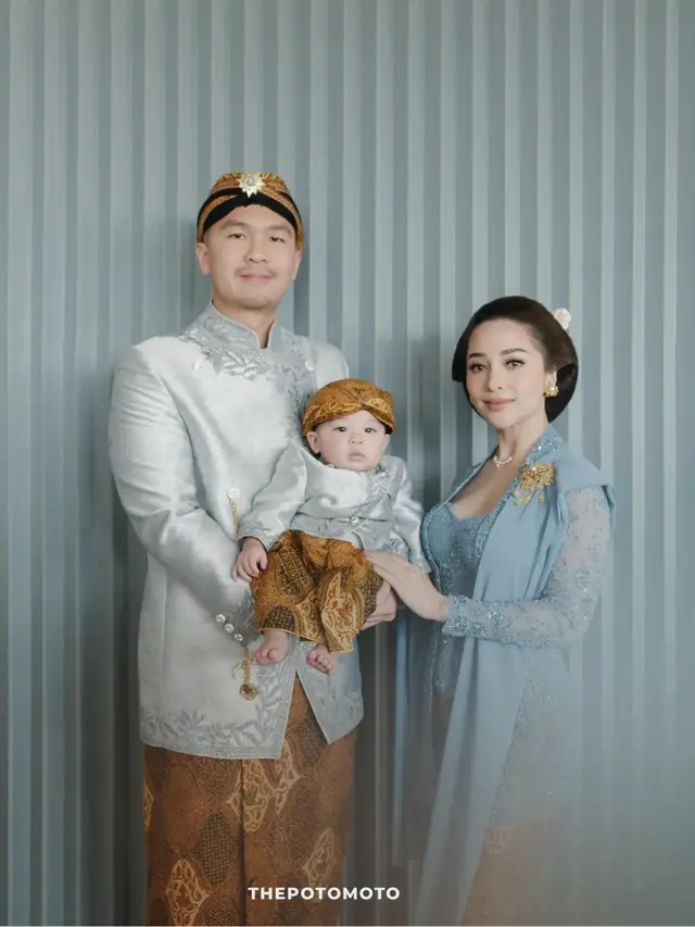Potret Keluarga Jawa dari Nikita Willy dan Indra Priawan di Tedhak Sinten Baby Issa, Usung Tren Warna 2023