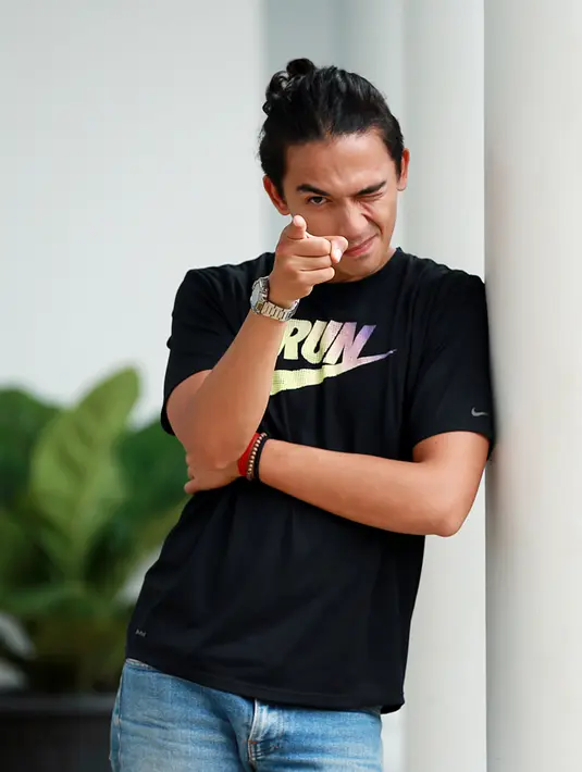 Dijelaskan pula oleh Lionil bahwa sifat malas yang dimiliki Mansyur lantaran ia melihat sosok bapaknya yang juga malas. Ia pun mendapat tekanan lantaran sering disebut sebagai anak malas dan anak bodoh. (Deki Prayoga/Bintang.com)