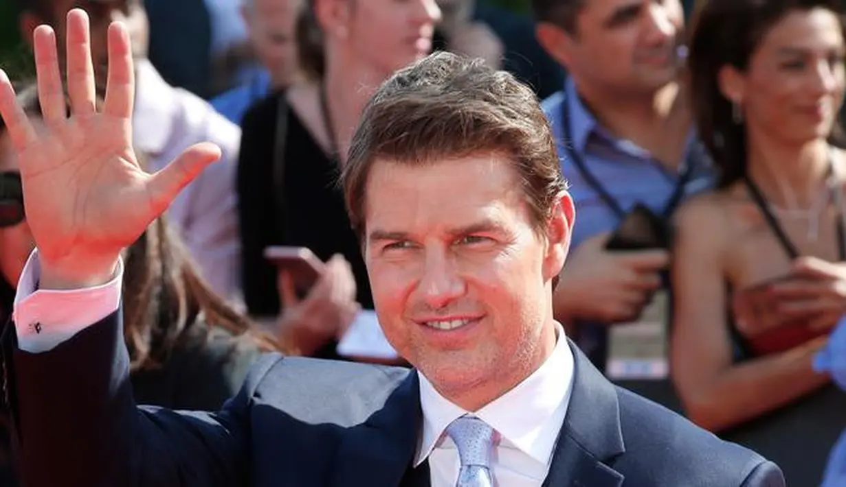 Aktor ganteng, Tom Cruise berpose setibanya di World premiere film terbarunya, Mission: Impossible Fallout di Paris, Kamis (12/7). Mission: Impossible 6 tersebut merupakan sekuel salah satu film yang paling dinantikan tahun ini. (AP/Thibault Camus)