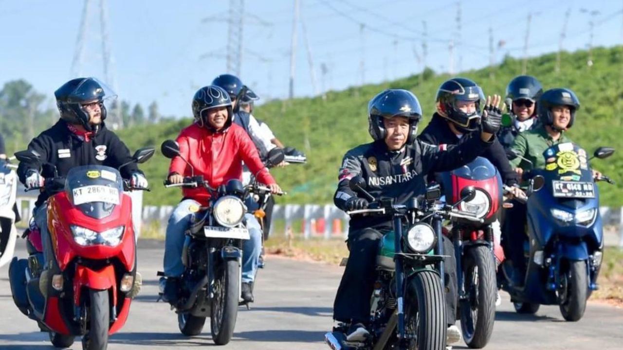 Presiden Joko Widodo atau Jokowi mengendarai sepeda motor saat meninjau pembangunan jalan tol Ibu Kota Nusantara (IKN) di Kabupaten Penajam Paser Utara, Kalimantan Timur, Minggu (28/7/2024). Dalam momen tersebut, Jokowi motoran bareng sejumlah artis dan i
