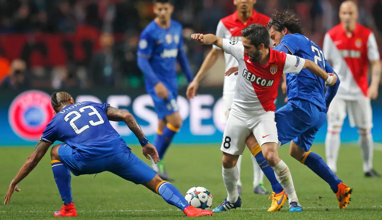 Gelandang AS Monaco, Joao Moutinho (kedua kiri) berusaha melewati dua pemain Juventus di leg kedua 8 besar Liga Champions di Stade Louis II, Kamis (23/4/2015). AS Monaco bermain imbang 0-0 dengan Juventus. (Reuters/Jean-Paul Pelissier)