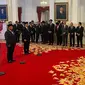 Presiden Jokowi melantik tiga kepala badan di Istana Negara, Jakarta, Senin 919/8/2024). (Liputan6.com/ Muhammad Radityo Priyasmoro)