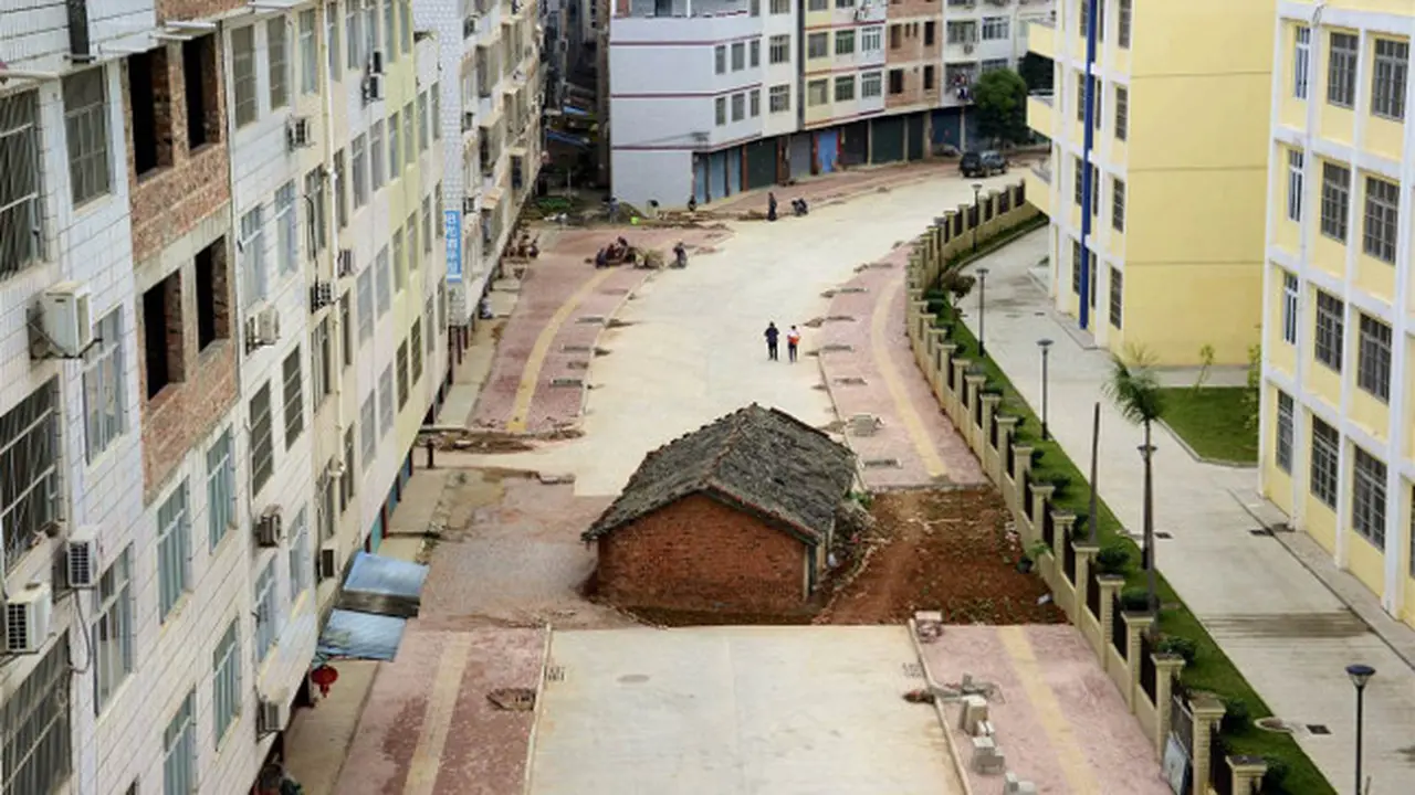 Rumah Bandel di Tengah Jalan