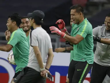 Kiper Timnas Indonesia, Anritany Ardhiyasa, tertawa saat latihan jelang laga Piala AFF 2018 di Stadion Nasional, Singapura, Kamis (8/11). Singapura akan melawan Timnas Indonesia. (Bola.com/M. Iqbal Ichsan)