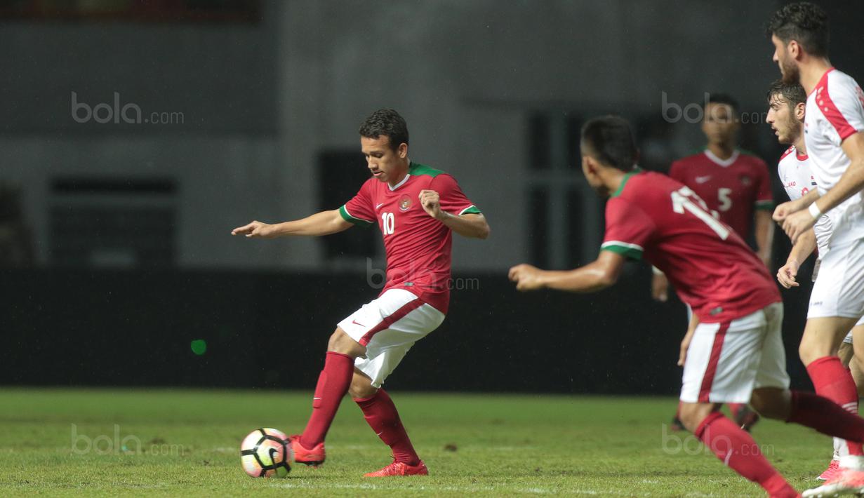Aksi Egy Maulana Vikri saat mengontrol bola saat melawan Suriah U-23 pada laga persahabatan di Stadion Wibawa Mukti, Bekasi, Rabu (16/11/2017). Indonesia kalah 2-3. (Bola.com/NIcklas Hanoatubun)