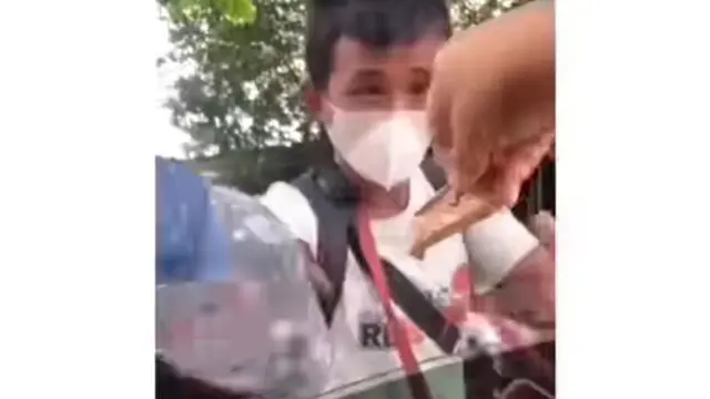Bocah Penjual Minuman Menolak Diberi Uang Cuma-cuma, Alasannya Bikin Salut