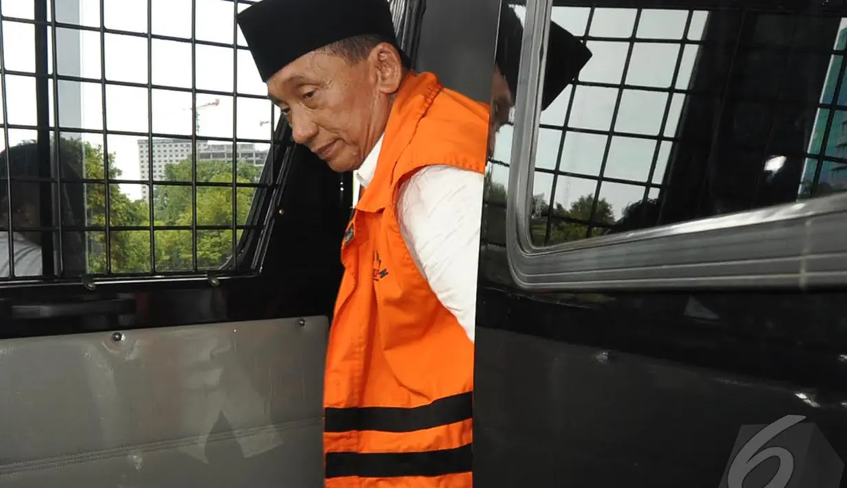 Tersangka Fuad Amin Imron saat turun dari mobil tahanan KPK, Jakarta, Kamis (18/12/2014). (Liputan6.com/Miftahul Hayat)