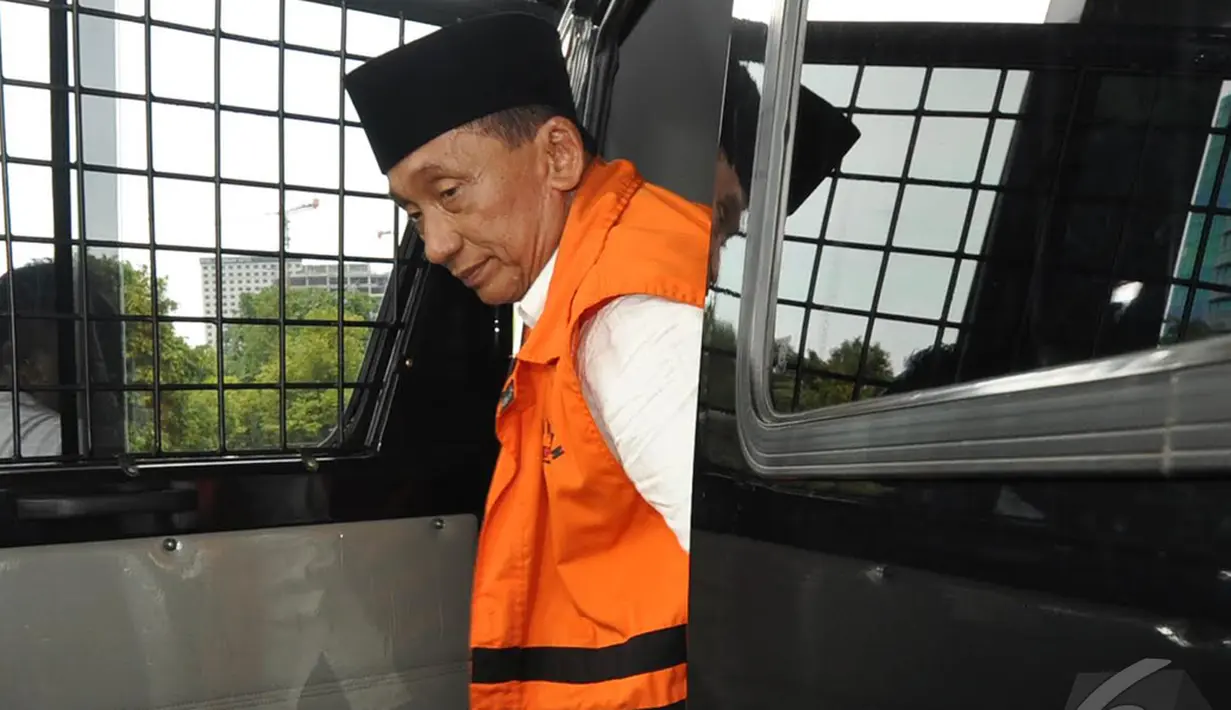 Tersangka Fuad Amin Imron saat turun dari mobil tahanan KPK, Jakarta, Kamis (18/12/2014). (Liputan6.com/Miftahul Hayat)