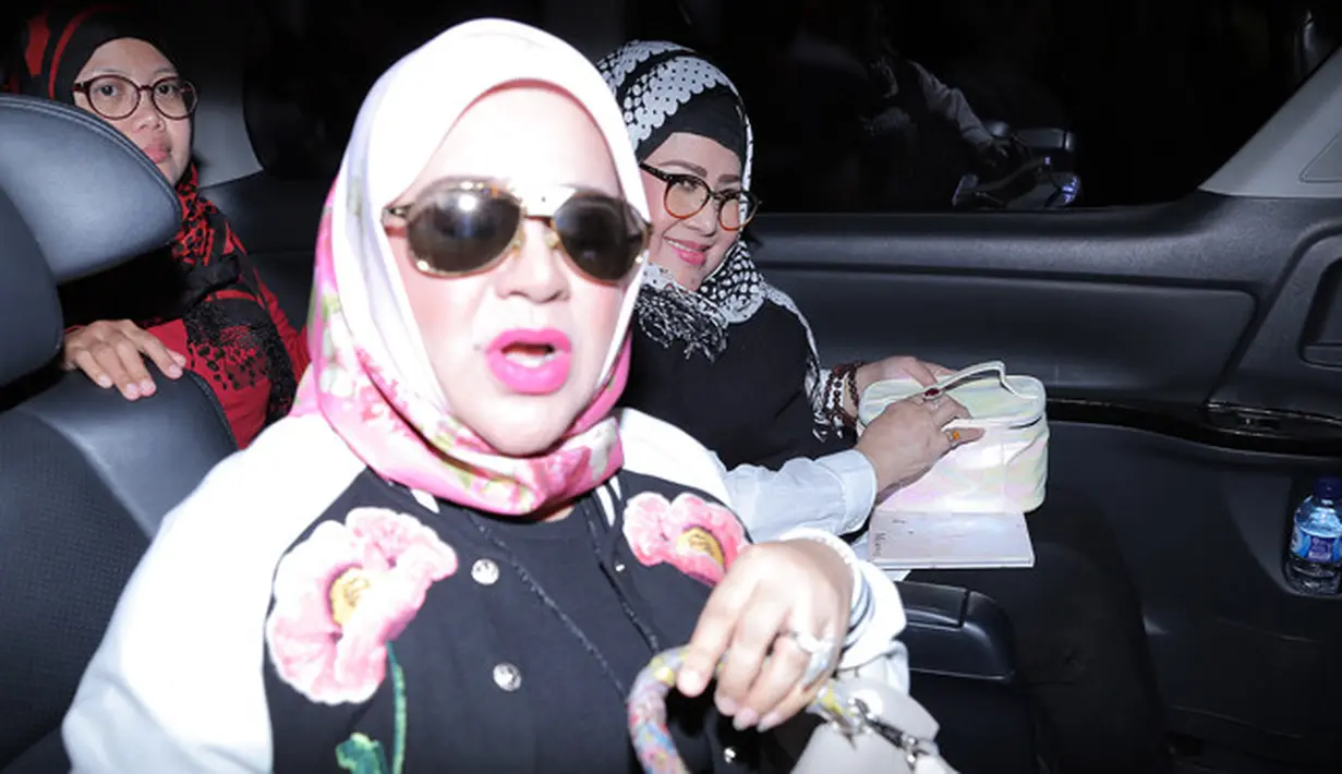 "Karena saya hari-hari saya kebetulan sering empat hari berturut-turut, barangkali saya ada tugas sebagai juri, yang mana saya berangkat kadang jam 3 sampai rumah jam 2, setengah 3 belum lagi cabut-cabut jarumnya segala macam," tuturnya.