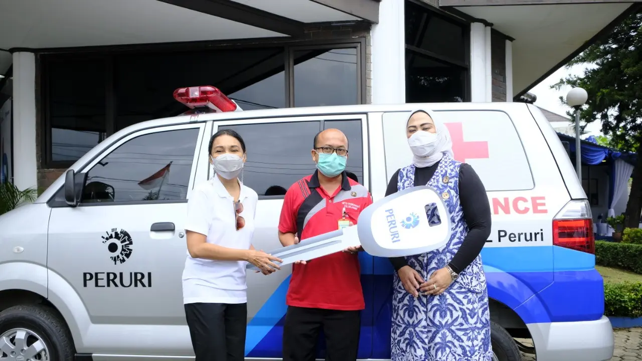 Peruri menyerahkan bantuan 1 (satu) unit mobil ambulans kepada Puskesmas Telukjambe