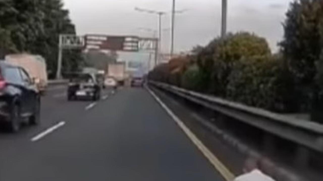 anak jatuh dari bus