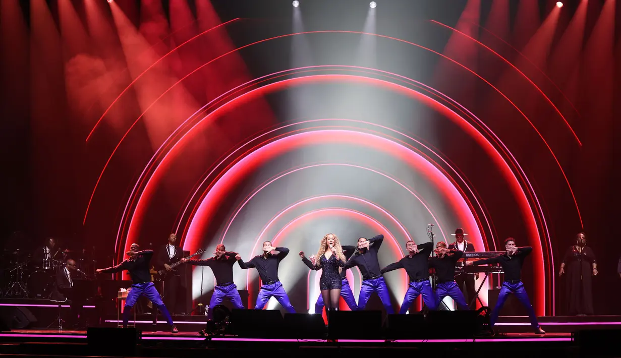 Diiringi penari latar, Mariah Carey membuka konsernya dengan lagu "Type Dangerous" dari album terbarunnya Here For It All, dilanjutkan dengan "Emotions" dari album berjudul sama yang dirilis tahun 1991. (Kapanlagi.com/Budy Santoso)