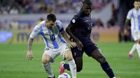 Timnas Argentina mengalahkan Ekuador dengan skor 4-2 lewat adu penalti, setelah bermain imbang 1-1 selama 90 menit di NRG Stadium, Houston, Texas, Jumat (5/7/2024) pagi WIB. Hasil itu membuat Argentina lolos ke semifinal. (AP Photo/Mike Wyke)