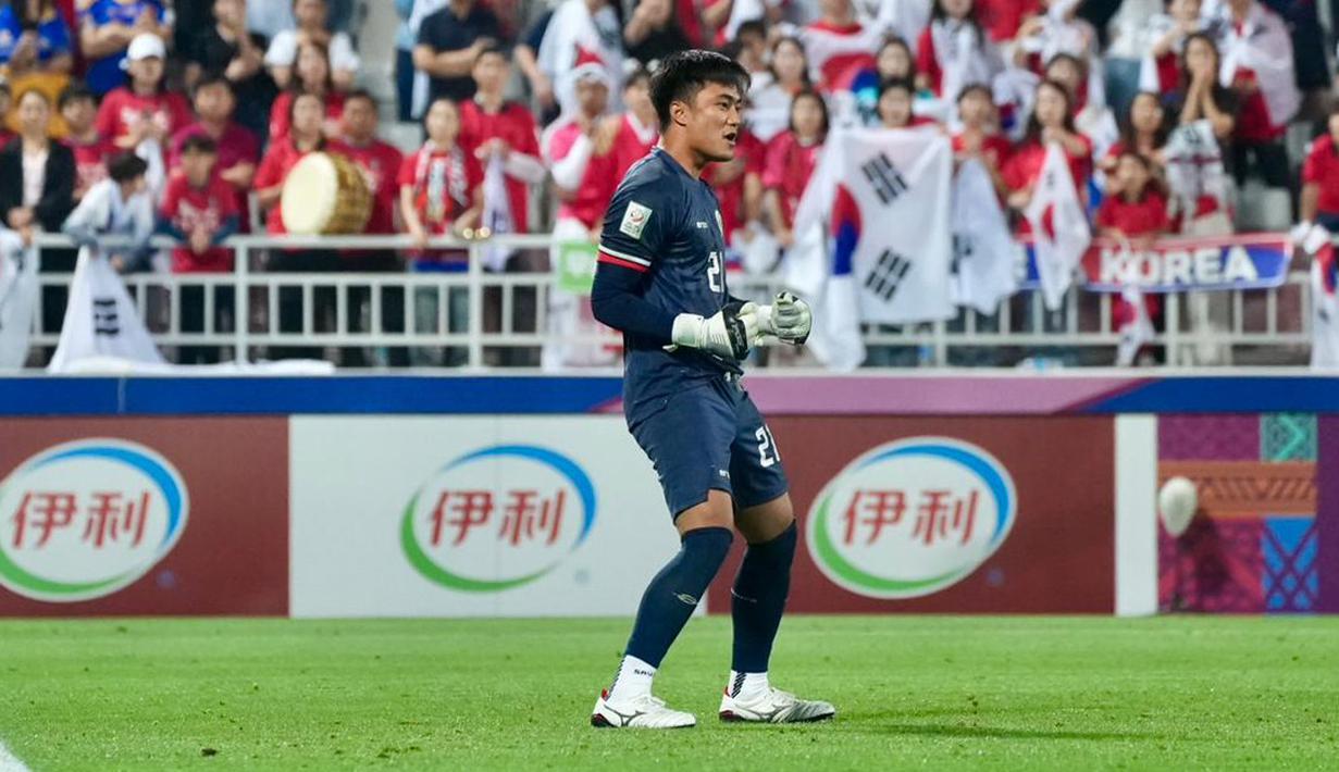 <p>Kiper Timnas Indonesia U-23, Ernando Ari melakukan selebrasi setelah menepis bola tendangan pemain Korea Selatan U-23 pada pada babak adu penalti dalam laga perempat final Piala Asia U-23 2024 di Abdullah bin Nasser bin Khalifa Stadium, Qatar, Jumat (26/04/2024) WIB. (Dok. PSSI)</p>