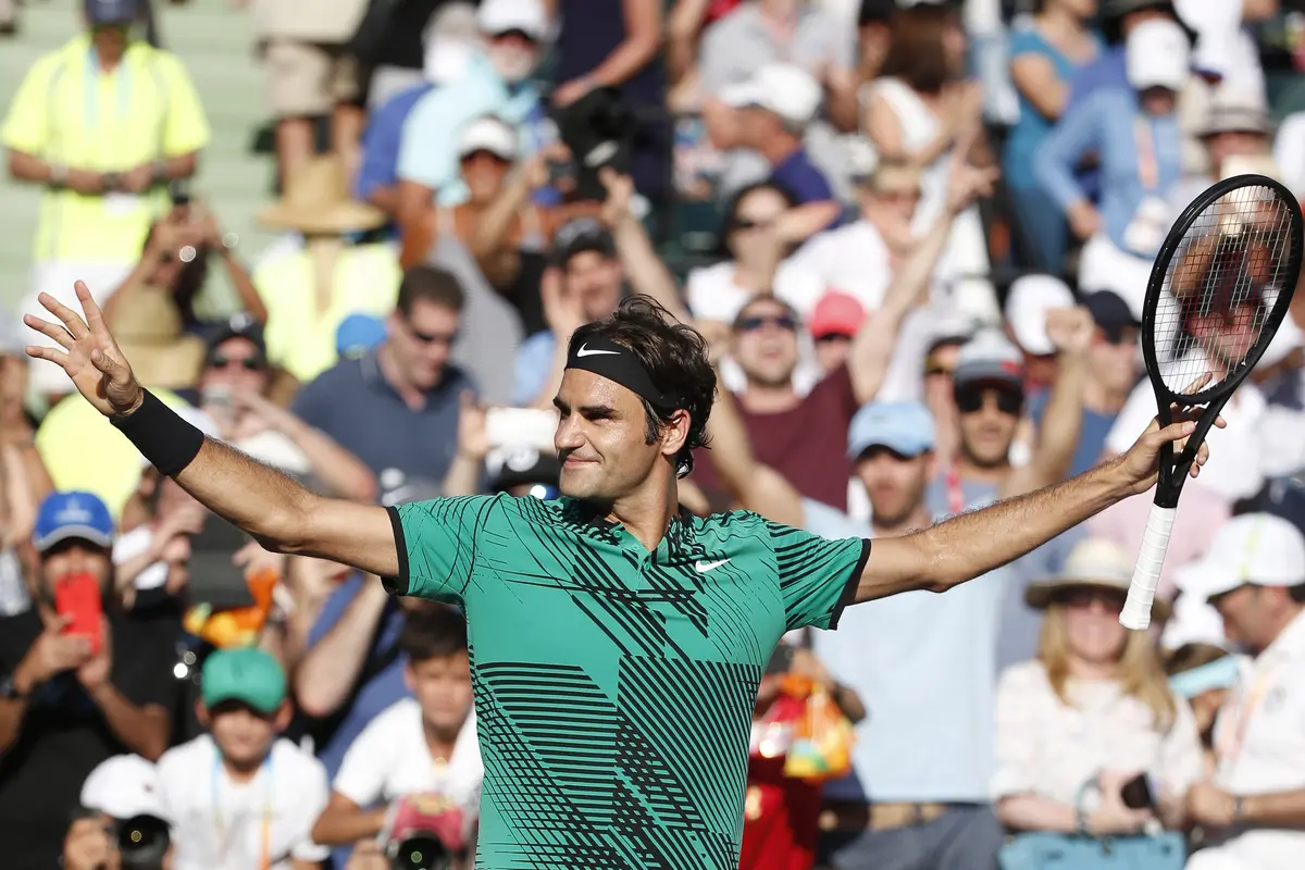 Roger Federer rayakan kemenangan atas Tomas Berdych pada perempat final Miami Open Jumat (31/3/2017) pagi WIB. 