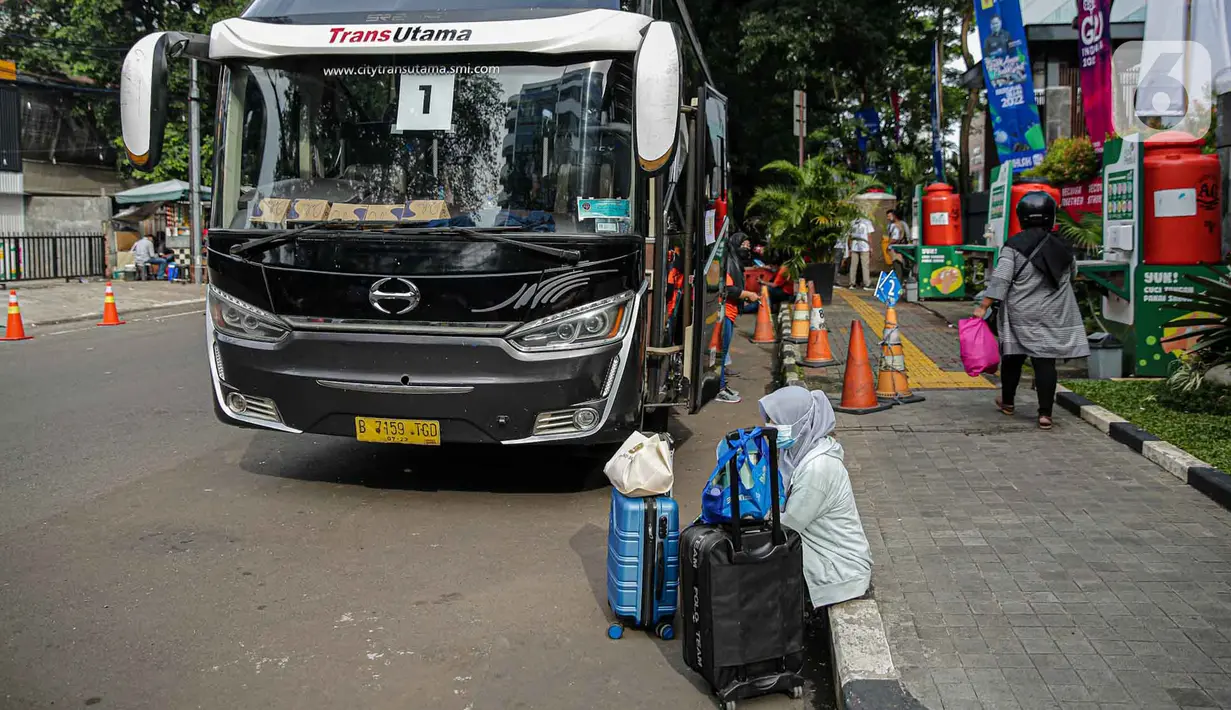 <p>Seorang warga dengan barang bawaannya menunggu untuk menaiki bus mudik bareng gratis BUMN di kawasan Jakarta, Rabu (27/4/2022). Program mudik gratis merupakan salah satu solusi untuk mengantisipasi potensi kepadatan lalu lintas pada masa Lebaran.(Liputan6.com/Faizal Fanani)</p>