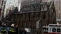 Petugas pemadam kebakaran New York berkumpul di depan Gereja Katedral Ortodoks Serbia dari Saint Sava di Manhattan, pasca kebakaran yang terjadi pada Minggu, 1 Mei 2016, beberapa saat setelah umat merayakan Paskah, Senin (2/5). (REUTERS/Brendan McDermid)