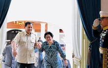 Saat Prabowo Menggandeng Tangan Megawati Ketika Bertemu di Istana