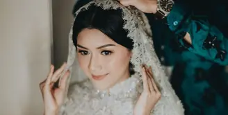 Erina Gudono akan segera menjadi istri dari Kaesang Pangarep. Kaesang Pangarep merupakan anak bungsu dari Presiden RI Joko Widodo. Hari ini, Kamis (8/12/2022), dilaksanakan pengajian di kediaman masing-masing. Foto: Document/Bridestory.