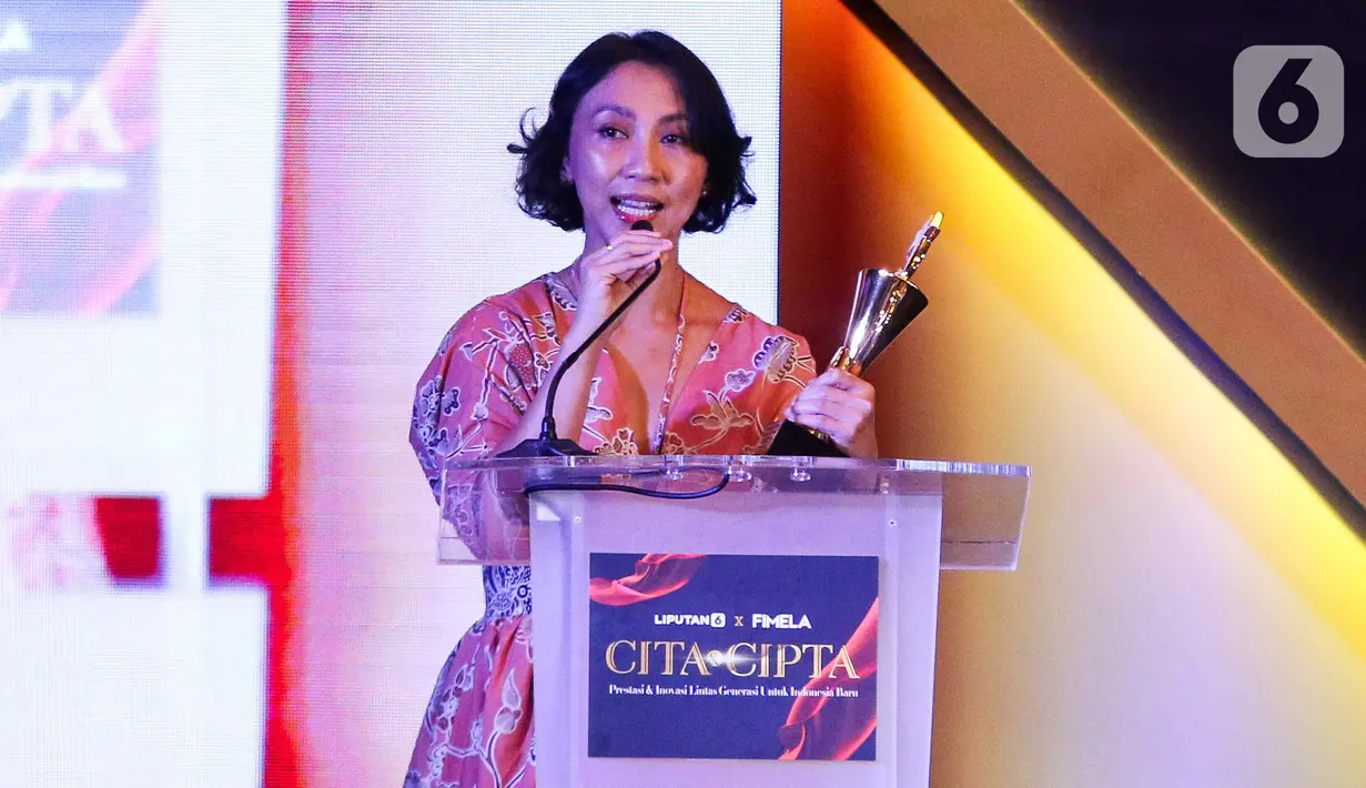 Perwakilan XL Axiata melalui Head Youth Marketing Communications, Nahdiah Estu memberikan sambutan saat acara Anugerah Inspiratif Liputan6.com di hotel Shangri La, Jakarta, Rabu (31/7/2024). Axis - XL Axiata menerima  penghargaan Kategori Pengembangan Bakat Generasi Muda Bangsa Bidang Olahraga. (Liputan6.com/Herman Zakharia)