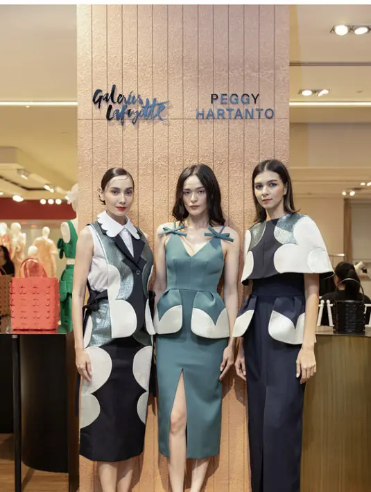 Palet warna yang dihadirkan begitu playful dengan permainan warna basic hingga nuansa cerah.