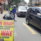 Petugas jaga polsek Malangbong, Garut, Jawa Barat nampak siaga mengamankan jalur mudik nasional Malangbong-Limbangan Garut. (Liputan6.com/Jayadi Supriadin)